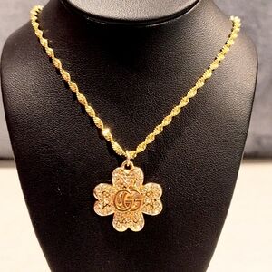 GUCCI GG 18K GOLD PLATED FOUR LEAF CLOVER PENDANT ON 19½" GOLD PLATED NECKLACE